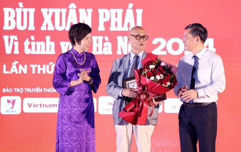 GS Hoàng Đạo Kính nhận nhận Giải thưởng Bùi Xuân Phái - Vì tình yêu Hà Nội - Ảnh 1. Ông Hoàng Đạo Kính nhận Giải thưởng Bùi Xuân Phái - Vì tình yêu Hà Nội - Ảnh 1.