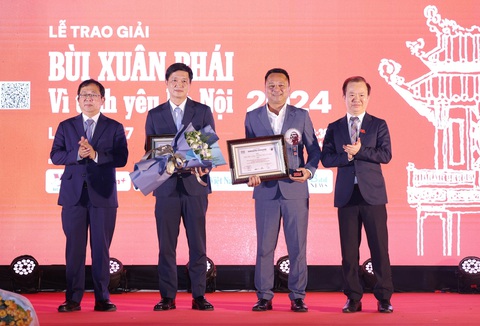 GS Hoàng Đạo Kính nhận nhận Giải thưởng Bùi Xuân Phái - Vì tình yêu Hà Nội - Ảnh 6. GS Hoàng Đạo Kính nhận nhận Giải thưởng Bùi Xuân Phái - Vì tình yêu Hà Nội - Ảnh 4.