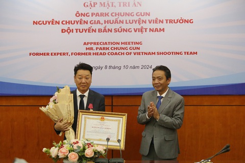 HLV bắn súng Park Chung Gun được tri ân - Ảnh 1. HLV bắn súng Park Chung Gun được tri ân - Ảnh 1.