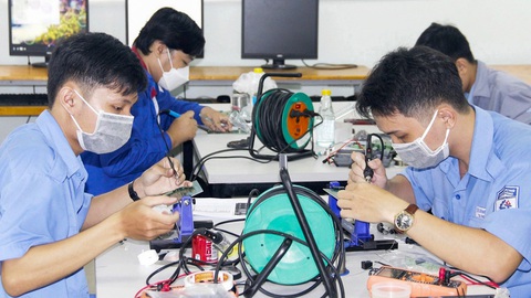Diễn đàn 'Có nên bỏ học theo đuổi đam mê?': Học để tỏa sáng với đam mê - Ảnh 1. Diễn đàn 'Có nên bỏ học theo đuổi đam mê?': Học để tỏa sáng với đam mê - Ảnh 2.