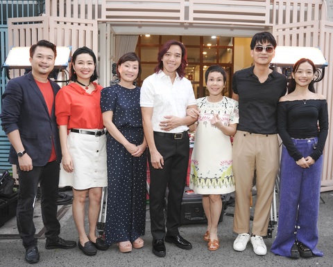 Việt Hương, Hồng Đào đóng chị dâu em chồng trong phim 'Chị dâu' - Ảnh 2. Việt Hương, Hồng Đào đóng chị dâu, em chồng trong phim 'Chị dâu' - Ảnh 2.