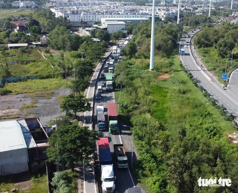 Xe chết máy trên cầu, kẹt xe 8km trên cao tốc TP.HCM - Long Thành - Dầu Giây - Ảnh 4. Xe chết máy trên cầu, kẹt xe 8km trên cao tốc TP.HCM - Long Thành - Dầu Giây - Ảnh 4.