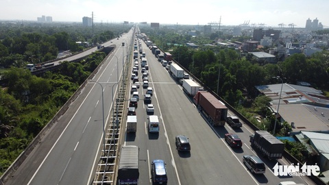 Xe chết máy trên cầu, kẹt xe 8km trên cao tốc TP.HCM - Long Thành - Dầu Giây - Ảnh 5. Xe chết máy trên cầu, kẹt xe 8km trên cao tốc TP.HCM - Long Thành - Dầu Giây - Ảnh 5.