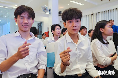 Sông Hương chào đón tân SV Huế, Quảng Ngãi được trao tặng học bổng tiếp sức đến trường - Ảnh 3. SV Huế, Quảng Ngãi được tiếp sức đến trường: Dù chưa từng được uống dòng sữa mẹ, tôi vẫn ráng học - Ảnh 3.