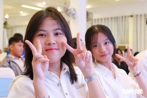 Sông Hương chào đón tân SV Huế, Quảng Ngãi được trao tặng học bổng tiếp sức đến trường - Ảnh 2. SV Huế, Quảng Ngãi được tiếp sức đến trường: Dù chưa từng được uống dòng sữa mẹ, tôi vẫn ráng học - Ảnh 2.