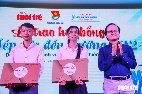 SV Huế, Quảng Ngãi được tiếp sức đến trường: Dù chưa từng được uống dòng sữa mẹ, tôi vẫn ráng học - Ảnh 25. SV Huế, Quảng Ngãi được tiếp sức đến trường: Dù chưa từng được uống dòng sữa mẹ, tôi vẫn ráng học - Ảnh 22.