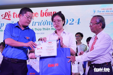 SV Huế, Quảng Ngãi được tiếp sức đến trường: Dù chưa từng được uống dòng sữa mẹ, tôi vẫn ráng học - Ảnh 22. SV Huế, Quảng Ngãi được tiếp sức đến trường: Dù chưa từng được uống dòng sữa mẹ, tôi vẫn ráng học - Ảnh 19.