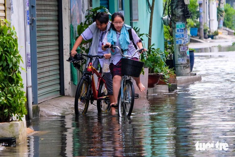 Hẻm ở quận Bình Tân lại ngập tới đầu gối, học sinh lội nước thối tan trường - Ảnh 4.