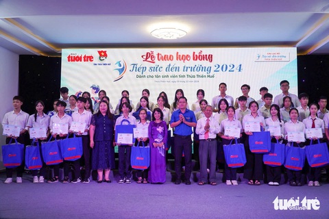 SV Huế, Quảng Ngãi được tiếp sức đến trường: Dù chưa từng được uống dòng sữa mẹ, tôi vẫn ráng học - Ảnh 23. SV Huế, Quảng Ngãi được tiếp sức đến trường: Dù chưa từng được uống dòng sữa mẹ, tôi vẫn ráng học - Ảnh 20.