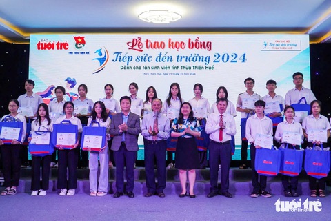 SV Huế, Quảng Ngãi được tiếp sức đến trường: Dù chưa từng được uống dòng sữa mẹ, tôi vẫn ráng học - Ảnh 24. SV Huế, Quảng Ngãi được tiếp sức đến trường: Dù chưa từng được uống dòng sữa mẹ, tôi vẫn ráng học - Ảnh 21.