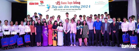 SV Huế, Quảng Ngãi được tiếp sức đến trường: Dù chưa từng được uống dòng sữa mẹ, tôi vẫn ráng học - Ảnh 28. SV Huế, Quảng Ngãi được tiếp sức đến trường: Dù chưa từng được uống dòng sữa mẹ, tôi vẫn ráng học - Ảnh 25.
