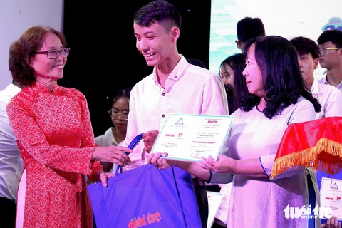 SV Huế, Quảng Ngãi được tiếp sức đến trường: Dù chưa từng được uống dòng sữa mẹ, tôi vẫn ráng học - Ảnh 27. SV Huế, Quảng Ngãi được tiếp sức đến trường: Dù chưa từng được uống dòng sữa mẹ, tôi vẫn ráng học - Ảnh 24.