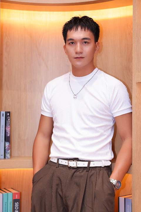 Nam chính 'Ngày xưa có một chuyện tình' có body sáu múi, gây sốt cõi mạng là ai? - Ảnh 1.