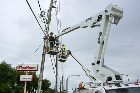 Dân Florida người sơ tán khẩn cấp, người gia cố nhà cửa trước bão Milton - Ảnh 2. Dân Florida hối hả sơ tán, gia cố nhà cửa trước siêu bão Milton - Ảnh 3.