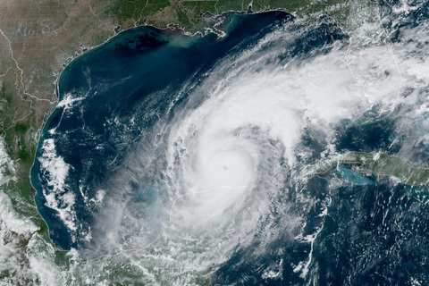 Dân Florida người sơ tán khẩn cấp, người gia cố nhà cửa trước bão Milton - Ảnh 8. Dân Florida người sơ tán khẩn cấp, người gia cố nhà cửa trước bão Milton - Ảnh 8.