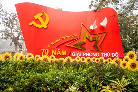 Hà Nội rực rỡ trong nắng thu vàng mừng Ngày Giải phóng thủ đô - Ảnh 7. Hà Nội rực rỡ trong nắng thu vàng mừng Ngày Giải phóng thủ đô - Ảnh 10.