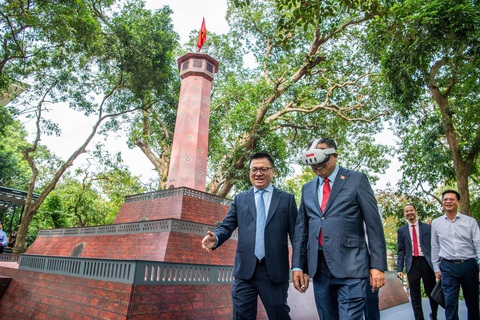 Hòa mình vào đoàn quân kéo về tiếp quản thủ đô 70 năm trước nhờ công nghệ thực tế ảo - Ảnh 1. Hòa mình vào đoàn quân kéo về tiếp quản thủ đô 70 năm trước nhờ công nghệ thực tế ảo - Ảnh 1.