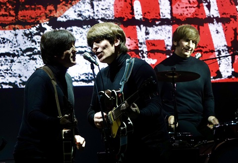 Hơn 1.000 khán giả nhún nhảy, hòa giọng theo The Bootleg Beatles - Ảnh 2. Hơn 1.000 khán giả nhún nhảy, hòa giọng theo The Bootleg Beatles - Ảnh 2.