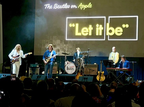 Hơn 1.000 khán giả nhún nhảy, hòa giọng theo The Bootleg Beatles - Ảnh 4. Hơn 1.000 khán giả ở Hồ Con Rùa mê say hát theo những ca khúc của The Beatles - Ảnh 4.