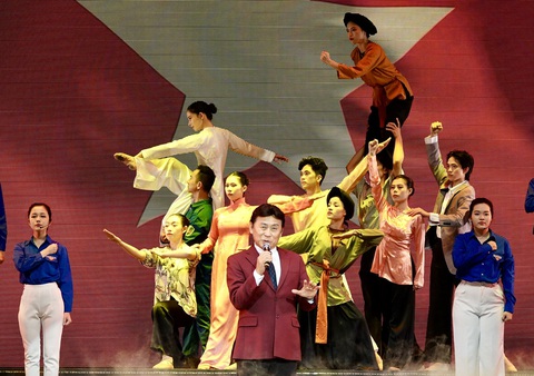 Hữu Quốc, Quế Trân hát 'Vang mãi bài ca kết đoàn' - Ảnh 5. Hữu Quốc, Quế Trân hát 'Vang mãi bài ca kết đoàn' - Ảnh 5.