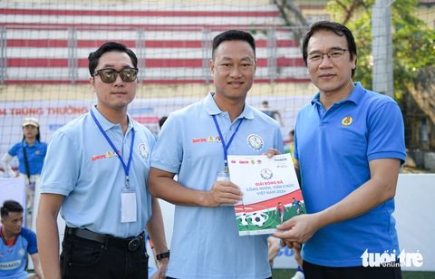 Thăm hỏi, trao hỗ trợ cho cầu thủ bị chấn thương nặng của Công đoàn Quảng Ninh - Ảnh 2. Thăm hỏi, hỗ trợ cho cầu thủ bị chấn thương nặng đội bóng Công đoàn Quảng Ninh - Ảnh 3.