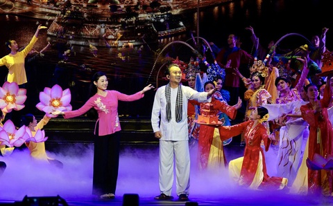 Hữu Quốc, Quế Trân hát 'Vang mãi bài ca kết đoàn' - Ảnh 1. Hữu Quốc, Quế Trân hát 'Vang mãi bài ca kết đoàn' - Ảnh 1.