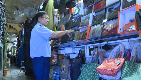 'Đột kích' chợ Bến Thành, cơ quan chức năng phát hiện nhiều vi phạm về kinh doanh - Ảnh 2.