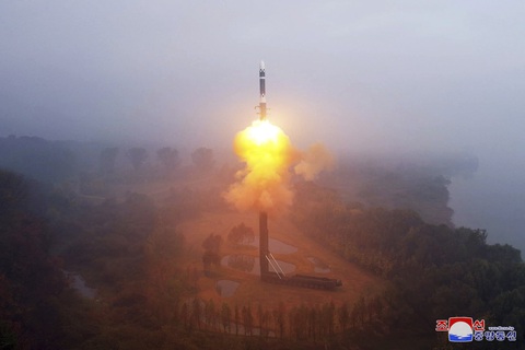 Triều Tiên phô diễn sức mạnh với tên lửa ICBM có thể bay tới mọi nơi ở Mỹ - Ảnh 1. Tên lửa Hwasong-19 của Triều Tiên có thể bay tới mọi nơi ở Mỹ? - Ảnh 1.