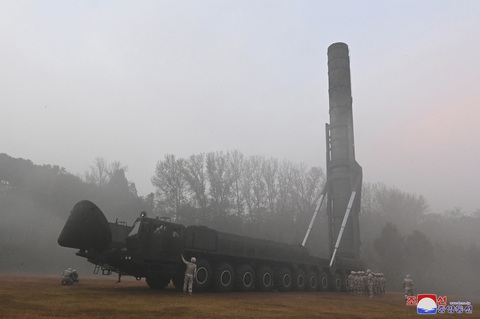 Triều Tiên phô diễn sức mạnh với tên lửa ICBM có thể bay tới mọi nơi ở Mỹ - Ảnh 2. Triều Tiên phô diễn sức mạnh với tên lửa ICBM có thể bay tới mọi nơi ở Mỹ - Ảnh 2.