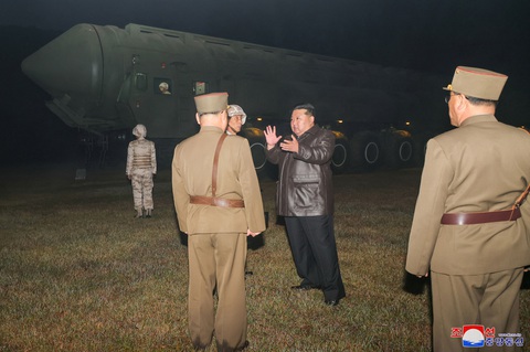 Triều Tiên phô diễn sức mạnh với tên lửa ICBM có thể bay tới mọi nơi ở Mỹ - Ảnh 3. Triều Tiên phô diễn sức mạnh với tên lửa ICBM có thể bay tới mọi nơi ở Mỹ - Ảnh 3.