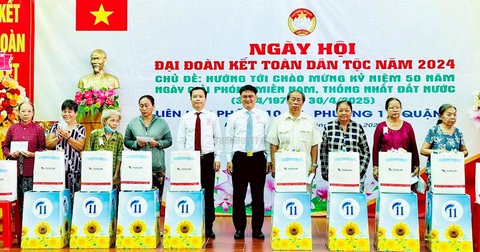 Lãnh đạo TP.HCM dự ngày hội đại đoàn kết dân tộc 2024 - Ảnh 2.