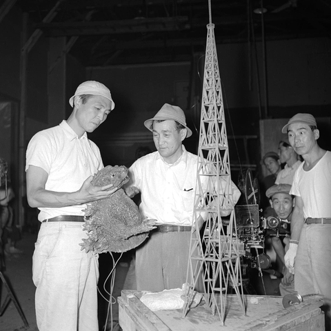 Chúng ta ghét bom nguyên tử, nhưng ta thương Godzilla - Ảnh 4. Chúng ta ghét bom nguyên tử, nhưng ta thương Godzilla - Ảnh 4.