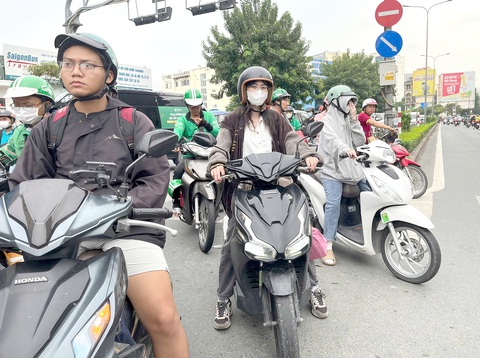 Sinh viên tỉnh lúng túng lái xe ở thành phố - Ảnh 1. Sinh viên tỉnh lúng túng lái xe ở thành phố - Ảnh 1.