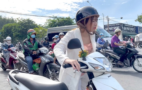 Sinh viên tỉnh lúng túng lái xe ở thành phố - Ảnh 2. Sinh viên tỉnh lúng túng lái xe ở thành phố - Ảnh 2.