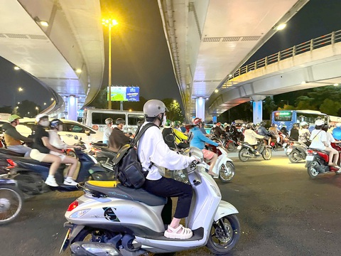 Sinh viên tỉnh lúng túng lái xe ở thành phố - Ảnh 3. Sinh viên tỉnh lúng túng lái xe ở thành phố - Ảnh 3.