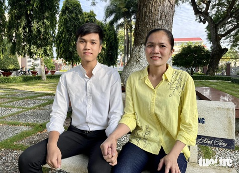 Tiếp sức đến trường tại Bến Tre và Tiền Giang: ‘Giấc mơ có thật’ của những cô cậu trò nghèo hiếu học - Ảnh 2. 'Mẹ tôi ung thư nuôi 7 người già, trẻ nhỏ, tôi tên Hận nhưng lòng hạnh phúc vì được tiếp sức' - Ảnh 5.