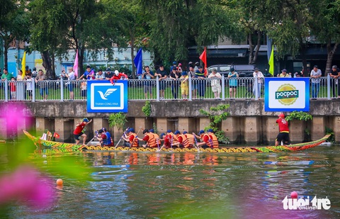 Đua ghe ngo ở TP.HCM: Người dân cổ vũ náo nhiệt bên bờ kênh Nhiêu Lộc - Ảnh 1.