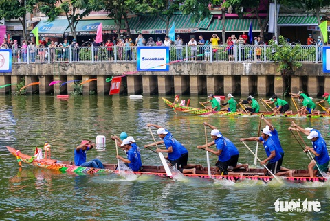 Đua ghe ngo ở TP.HCM: Người dân cổ vũ náo nhiệt bên bờ kênh Nhiêu Lộc - Ảnh 2.