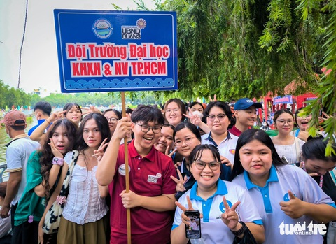 Đua ghe ngo ở TP.HCM: Người dân cổ vũ náo nhiệt bên bờ kênh Nhiêu Lộc - Ảnh 7.