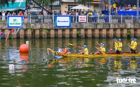 Đua ghe ngo ở TP.HCM: Người dân cổ vũ náo nhiệt bên bờ kênh Nhiêu Lộc - Ảnh 8.