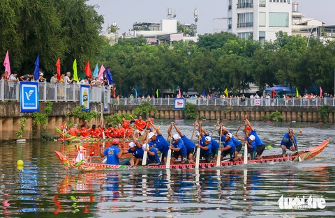 Đua ghe ngo ở TP.HCM: Người dân cổ vũ náo nhiệt bên bờ kênh Nhiêu Lộc - Ảnh 9.