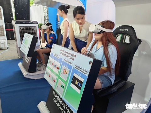 Sáng cuối tuần kéo nhau đi đổi rác nhận quà tái chế - Ảnh 4. Sáng cuối tuần kéo nhau đi đổi rác nhận quà tái chế ở Ngày hội Việt Nam Xanh - Ảnh 4.