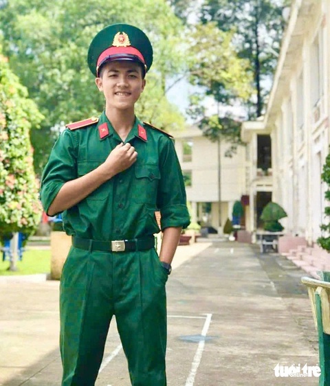 Tiếp sức đến trường tại Bến Tre và Tiền Giang: ‘Giấc mơ có thật’ của những cô cậu trò nghèo hiếu học - Ảnh 3. 'Mẹ tôi ung thư nuôi 7 người già, trẻ nhỏ, tôi tên Hận nhưng lòng hạnh phúc vì được tiếp sức' - Ảnh 14.
