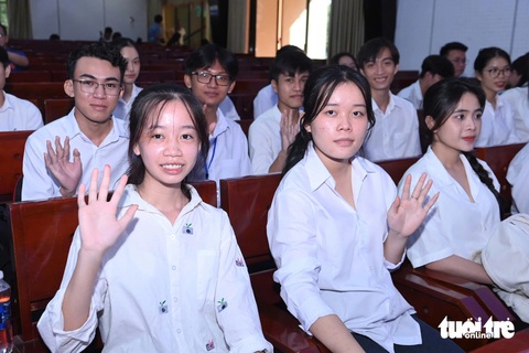 Về Bến Tre nhận học bổng Tiếp sức đến trường: Tuổi Trẻ đã giúp con tôi 1 lần, giờ giúp lần nữa - Ảnh 6. 'Mẹ tôi ung thư nuôi 7 người già, trẻ nhỏ, tôi tên Hận nhưng lòng hạnh phúc vì được tiếp sức' - Ảnh 16.
