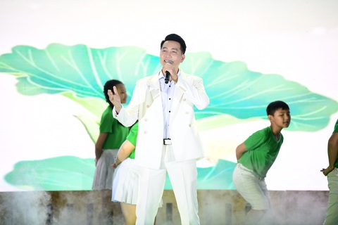Nguyễn Phi Hùng tiết lộ lí do suýt bị gia đình từ mặt - Ảnh 3. Nguyễn Phi Hùng tiết lộ lý do suýt bị gia đình từ mặt - Ảnh 3.