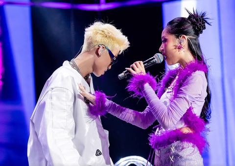 Rap Việt: Tranh cãi thi rap mà toàn hát? - Ảnh 2. Rap Việt năm nay đã nhiều nữ còn tranh cãi ca không ít rap cũng vô? - Ảnh 2.
