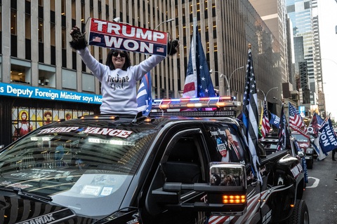 Biểu tình phản đối ông Trump nổ ra ở hai bờ nước Mỹ - Ảnh 3.