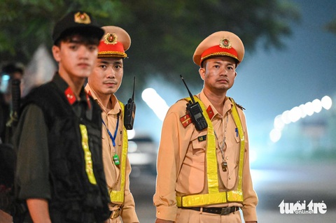 Cảnh sát quây rào trên phố, 'quái xế' tháo chạy bất thành - Ảnh 1.