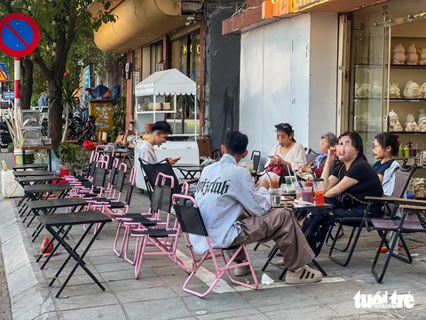 Vỉa hè dọc hồ Tây biến thành nơi ăn, chốn nhậu nhộn nhịp - Ảnh 2.