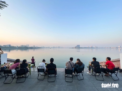 Vỉa hè dọc hồ Tây biến thành nơi ăn, chốn nhậu nhộn nhịp - Ảnh 3.